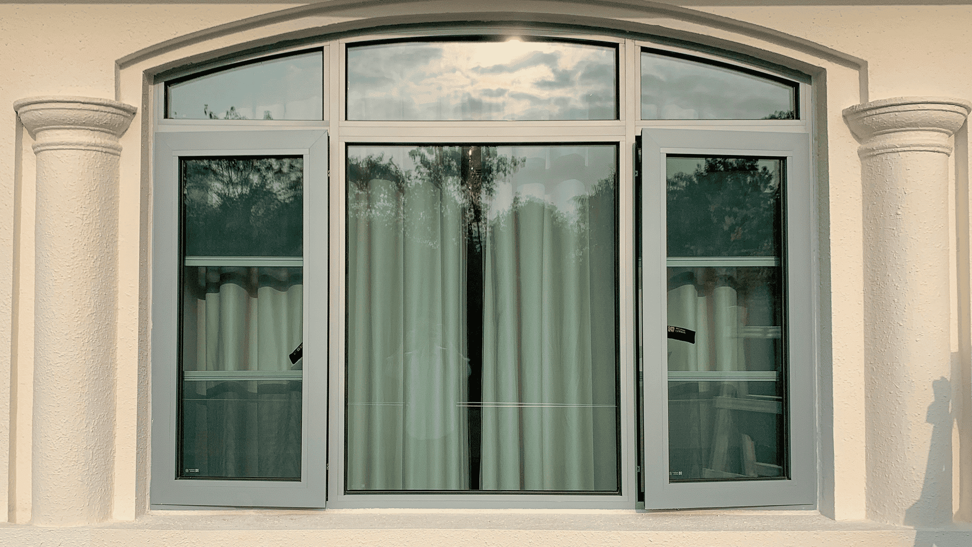 Modern villa exterior featuring LIKI aluminum outward-opening casement windows, demonstrating superior ventilation and clean architectural lines.